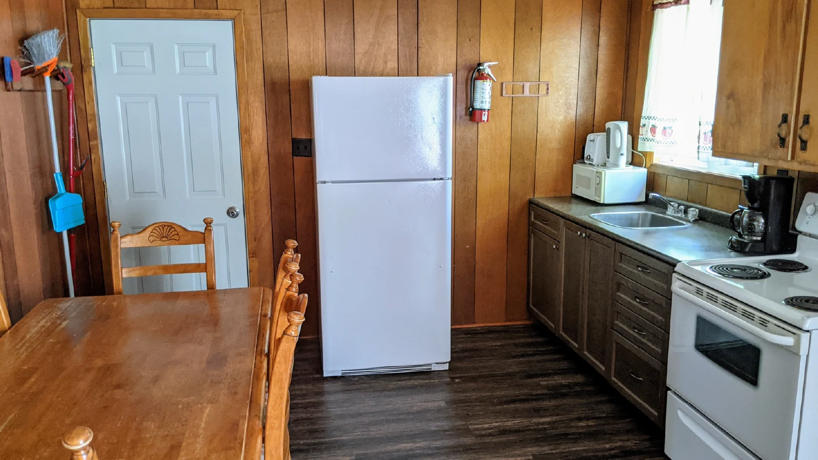 Pigeon-Lake-Resort-Cottage-fourteen-leatin-kitchen